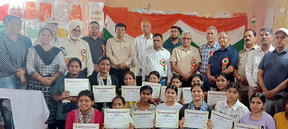 कोर्स पूरा करने वाली छात्राओं को प्रमाण पत्र वितरित किए गए